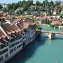 Vanaf de Nydeggbrücke over de Aare rivier heb je mooi zicht op de Altstadt van Bern