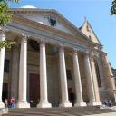 De indrukwekkende St-Pierre kathedraal is gebouwd tussen 1160 en 1230