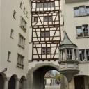 De "Untertor" of "Zeitturm" uit 1367 is in 1945 verwoest door een bombardement en daarna in oude luister hersteld